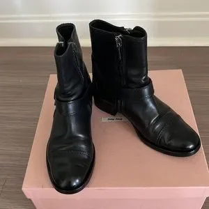 靴 MIU MIU Leather boots 37 Miu Miu Boots Size 37 EU: High-Leg Leather Design
